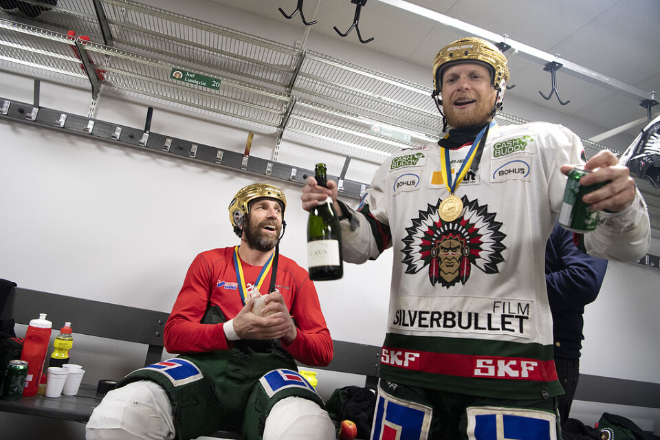 Ryan Lasch (höger) firar SM-guldet tillsammans med Joel Lundqvist inne i Frölundas segerrusiga omklädningsrum.