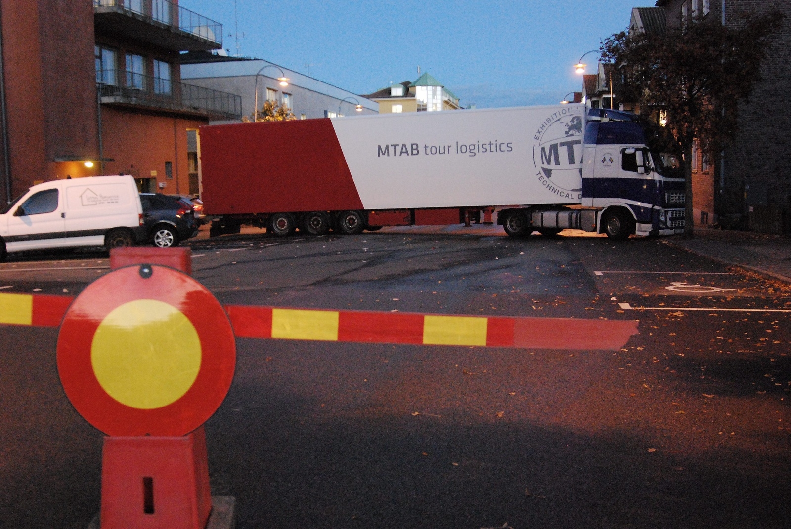 Infarten från Järnvägsgatan till Andra Avenyen fick stängas av eftersom produktionsbolaget inte hade någon annanstans att parkera än tvärs över gatan. Foto: kristina Höjendal