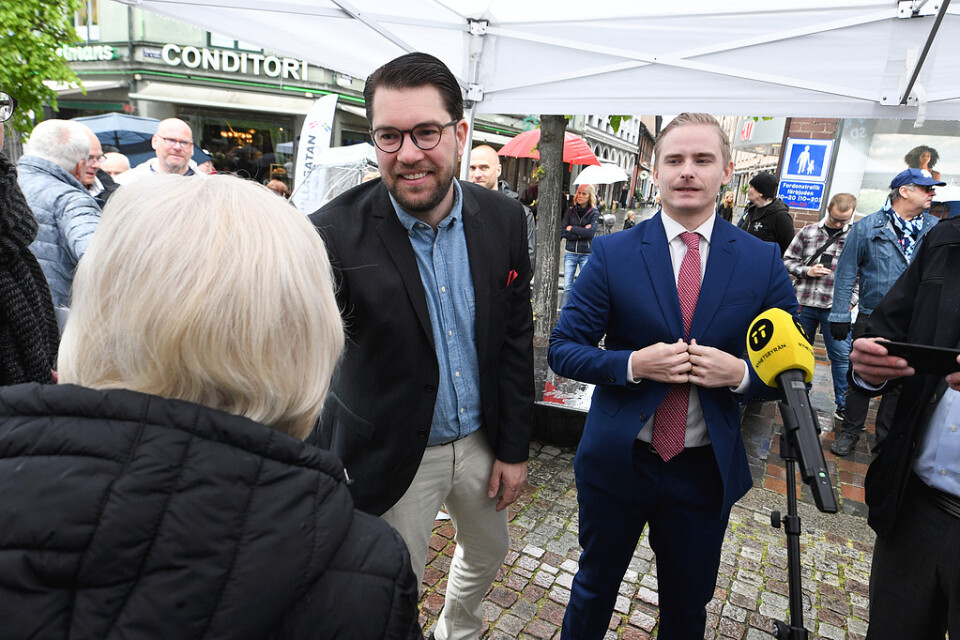 Sverigedemokraternas partiledare Jimmie Åkesson och presschefen Henrik Gustafsson trappar upp debatten mot S vid en pressträff i Helsingborg.
