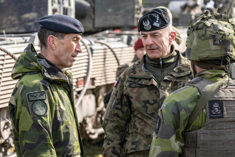Sveriges överbefälhavare Micael Bydén och Polens överbefälhavare Rajmund Andrzejczak pratar med värnpliktiga under militärövningen Aurora 23.