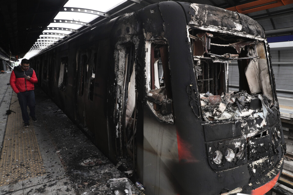Flera bränder har anlagts i samband med protesterna i Santiago. Här är en tunnelbanevagn som har bränts.