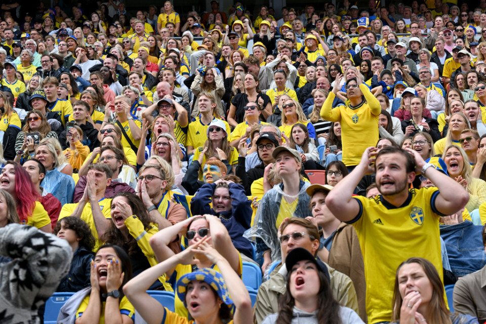 Publik på på Ullevi i Göteborg tittar på semifinalen i fotbolls-VM mellan Spanien och Sverige på storbildsskärm.
