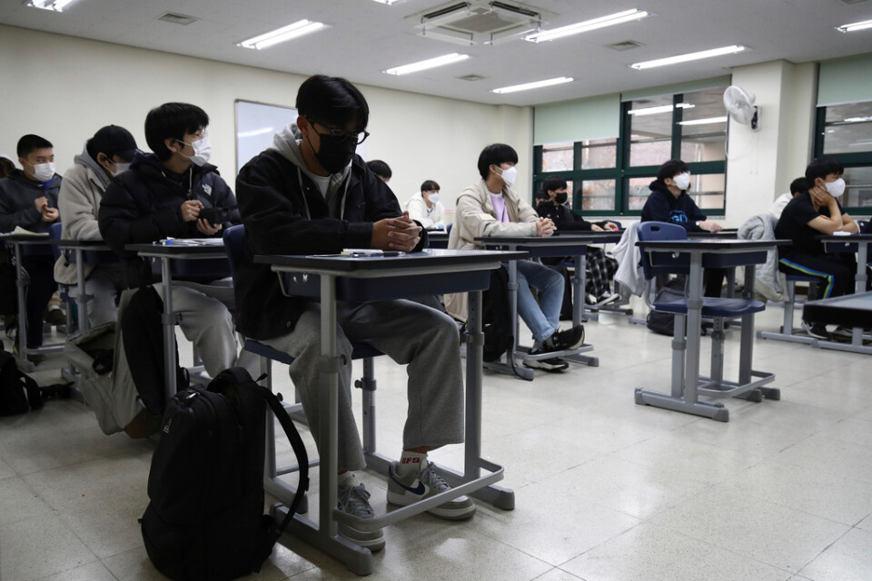 Sydkoreanska ungdomar gör sig redo för landets fruktade universitetstest, som avgör vilket lärosäte de kan söka in på. Arkivbild.