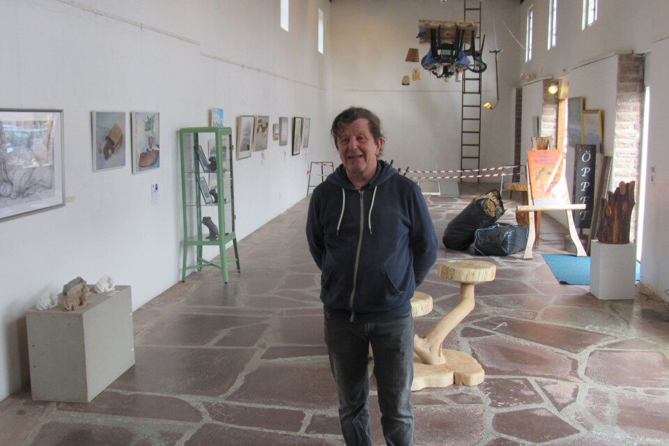 Carl-Olof Damm, en av medlemmarna i Majrundan, i Stenhallen där samlingsutställningen finns.