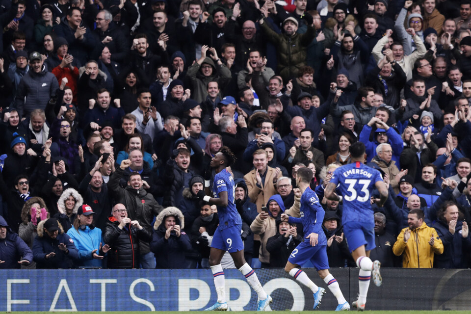 Chelseas Tammy Abraham, till vänster, firar med lagkamraterna efter sitt 1–0-mål mot Crystal Palace.