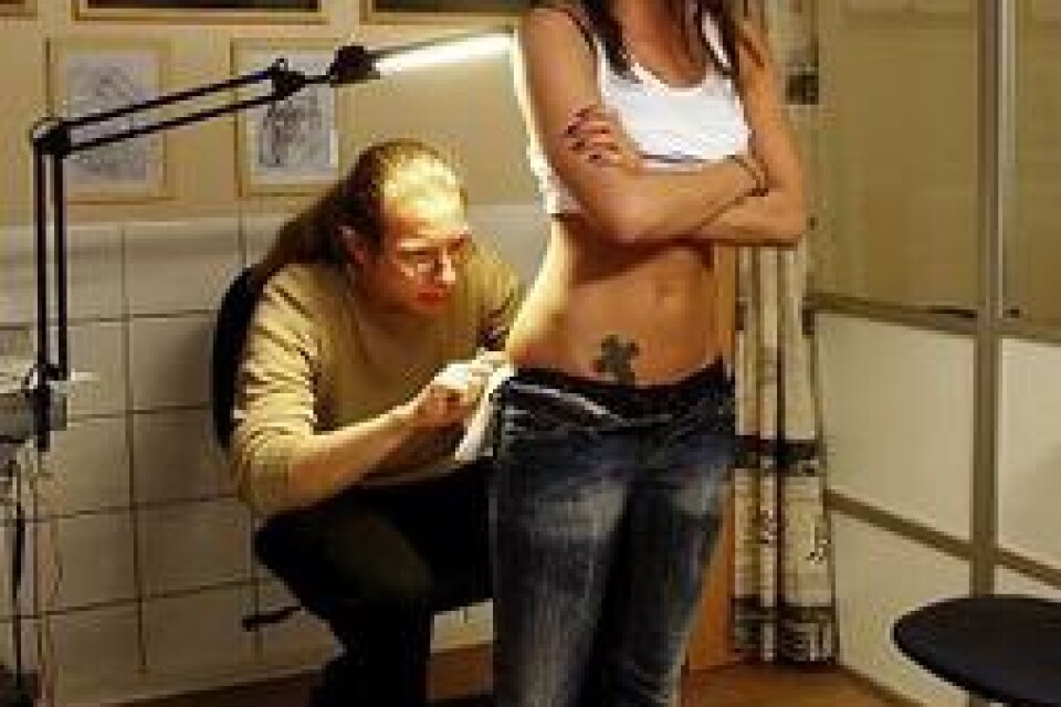 Tatuerare Kim Hejderup fixar till Louise Arnsheds tatuering i Trelleborg.