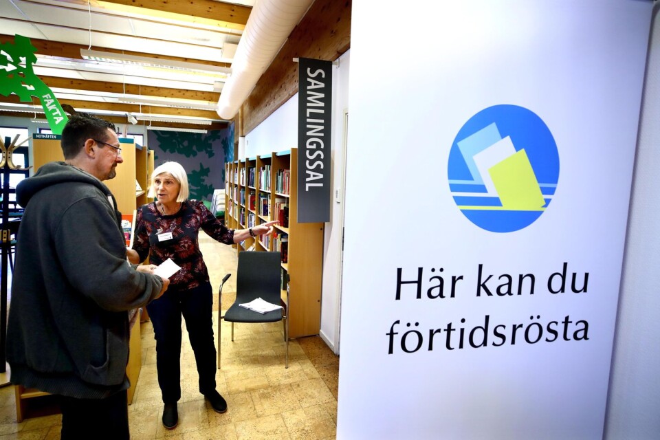 Förtidsröstningen i EU-valet började på onsdagen. Inger Bobin visar Ulf Gustafsson in i vallokalen på huvudbiblioteket i Kalmar.