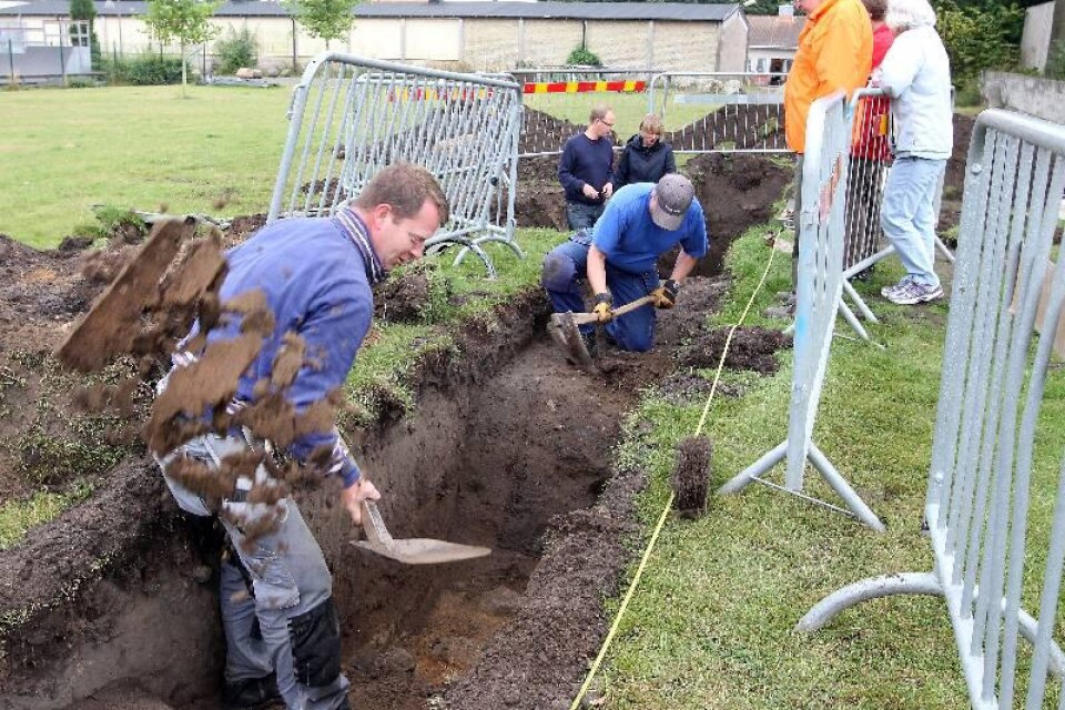 Bilden till vänster: Johan Wallin och Anders Ohlsson gräver i mindre hål för att hitta delar av den gamla borgen som en gång låg i området. ”Vi har redan hittat tegelstenar, spikar och tydliga tecken på en vallgrav”, säger Anders Ohlsson.