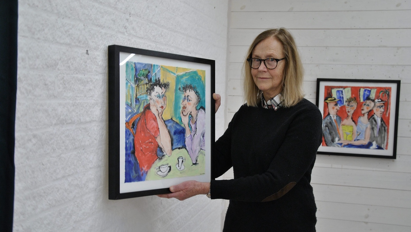 I lördags var det vernissage för den nya utställningen i Osby konsthall. Den här gången ställer Susanne Nyholm ut sina målningar. 				      Foto: Magnus Wahlström