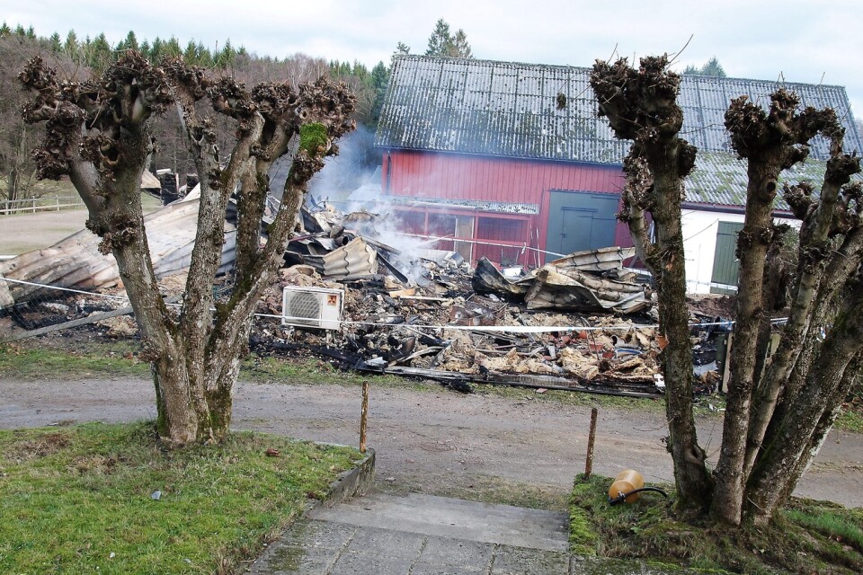 Pyrande rester är det enda som finns kvar av boningshuset på gården i Brönnestad. Räddningstjänsten inriktade sig på att rädda intilliggande stallbyggnad och grannhus. Foto: Stefan Olofson