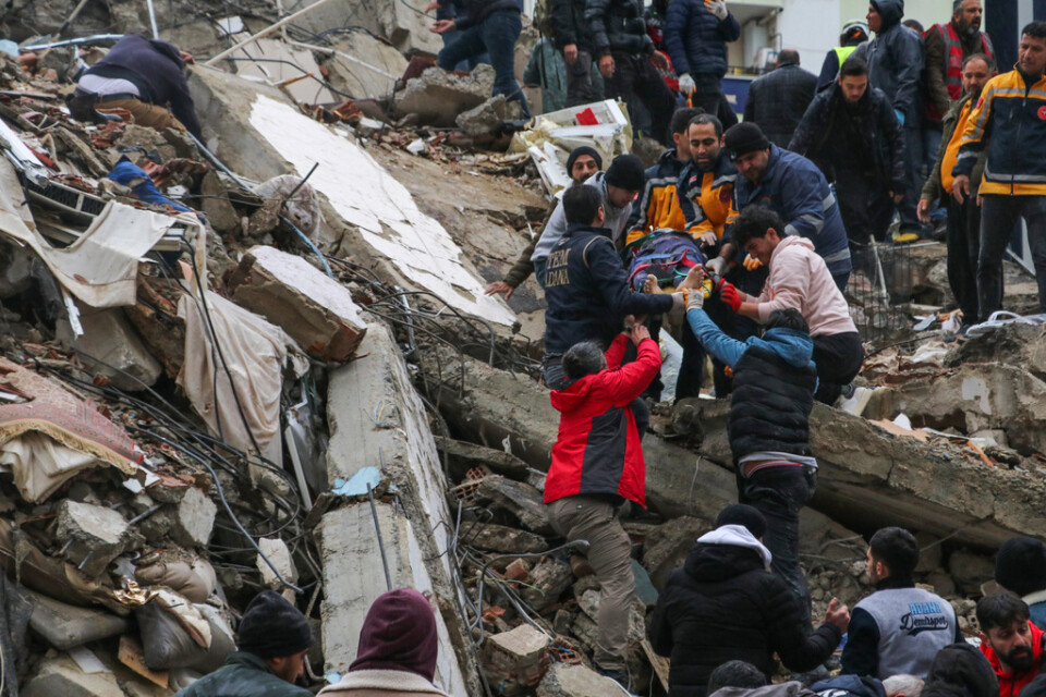 En människa räddas ur rasmassorna som återstår av ett flerfamiljshus i den turkiska staden Adana.