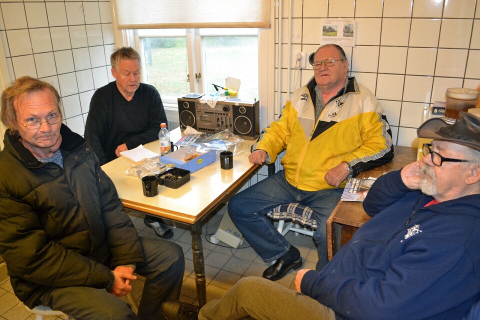 Allt var inte bättre förr, men utbudet var större. Bengt Bengtsson, Tomas Hägerstrand, Tommy Pettersson och Sten-Arne Andersson begrundar tillvaron i ett kaklat rum i fiskaffären i Ryd.