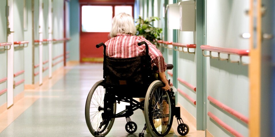 En kvinna i rullstoll på ett äldreboende.