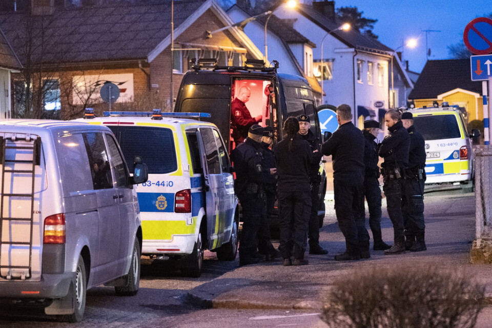 Poliser samt bomb- och kriminaltekniker på plats i centrala Örkelljunga på lördagen.