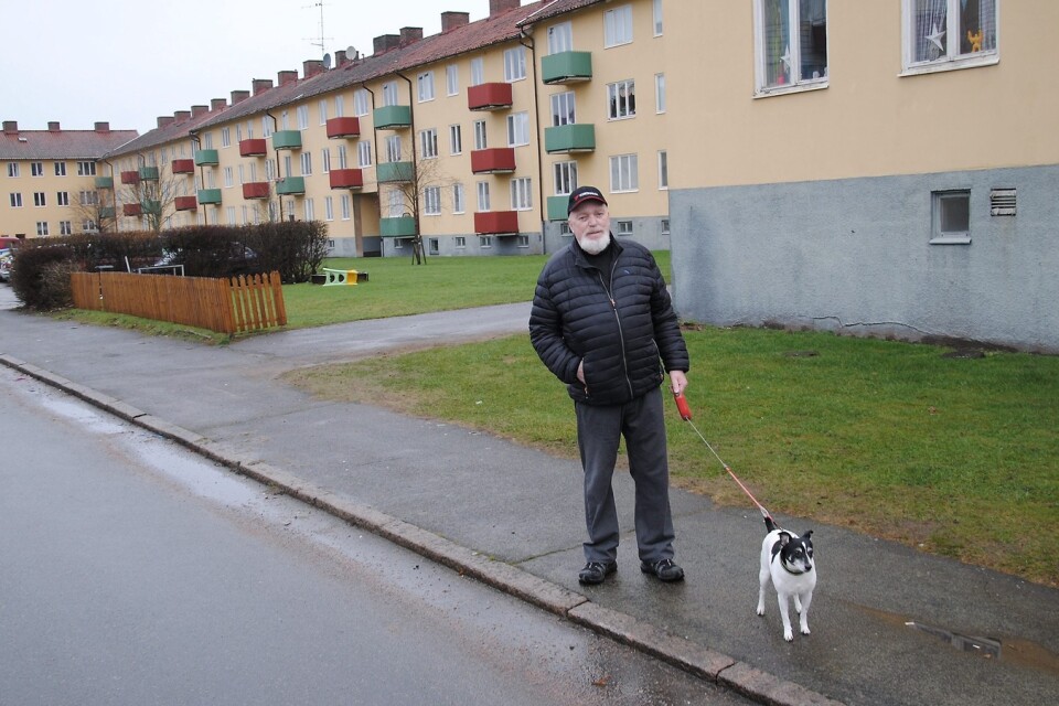 Jab Björkman utanför huset vid Västra Hagagatan i Hässleholm. – Ägaren sköter inte huset, säger han.