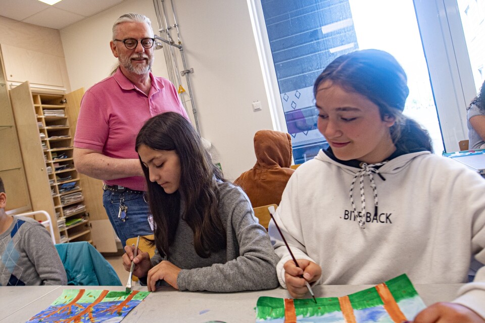 Staffan Andreasson trained first as a recreational leader, but has worked for two years as an art teacher. Here with pupils Mujgan Hashim and Larissa Lukovic.