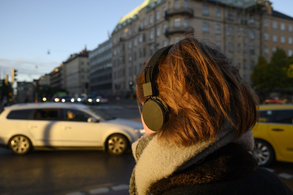 Hörlurarna distraherar och stänger ute ljud. Det ökar risken för olyckor.