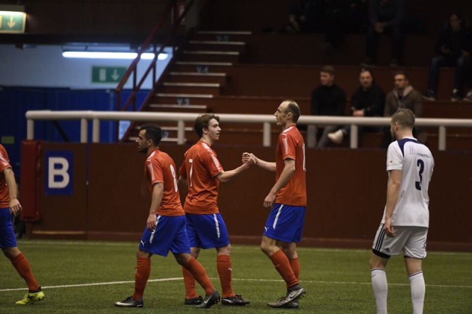 Dragan Kapcevic har gjort 1–0 till Öster och gratuleras av nye Calle Johansson. Framför de två syns ett annat av Östers nyförvärv, Liridon Silka.