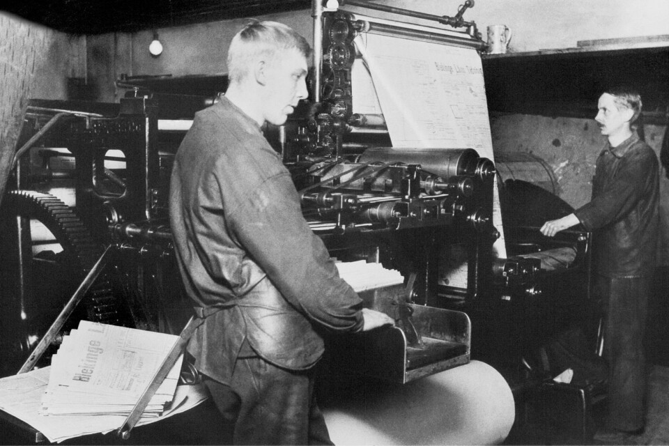 BLT:s tryckpress år 1919. Vid den gamla flattrycksrotationspressen av fabrikat Duplex ses tryckarebiträdet Håkan Svensson och rotationstryckare Gustaf Pettersson.