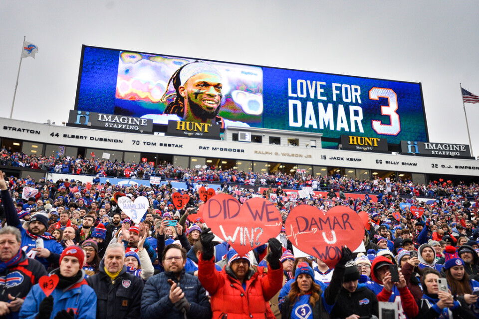 Buffalosupportrar visar sitt stöd till Damar Hamlin inför mötet med New England Patriots i NFL.