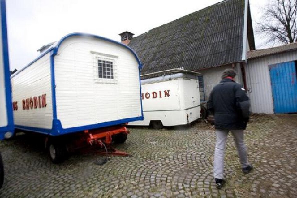 Cirkus Rhodin har gått i idé. På en gård i södra Malmö står vagnar och djur och vilar upp sig inför våren. Här lever familjen Rhodin ett stilla liv långt innan föreställningen börjar.
