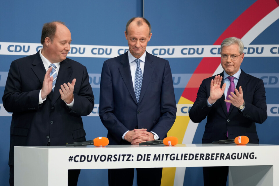 Friedrich Merz (mitten) blir ny partiledare för CDU. På bilden tillsammans med Helge Braun (till vänster) och Norbert Röttgen (till höger).