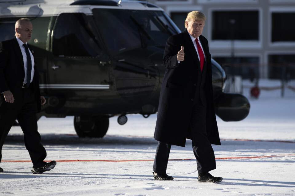 USA:s president Donald Trump vinkar sedan han landat med helikopter i Davos, Schweiz.