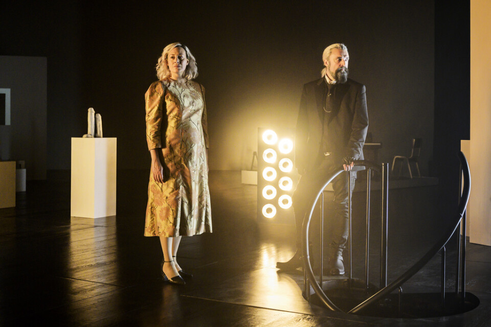 Karolina Andersson och Hans-Erik Dyvik Husby gör rollerna som Nattens drottning och Sarastro på Göteborgs stadsteater. Pressbild.