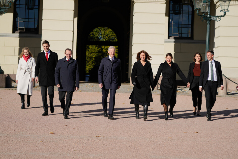 Norges statsminister Jonas Gahr Støre (fyra från vänster i bild) med nya ministrar och ministrar som bytt post. Runt honom, från vänster: Karianne Tung, Andreas Bjelland Eriksen, Espen Barth Eide, Tonje Brenna, Cecilie Myrseth, Kari Nessa Nordtun och Erling Sande.