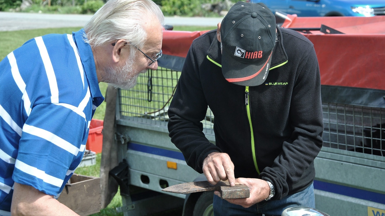 Björn Lundbäck kikar när John-Erik Johnsson visar upp en timmerbila på veteran- och samlarmarknaden vid Tydingesjön. Foto: Magnus Wahlström