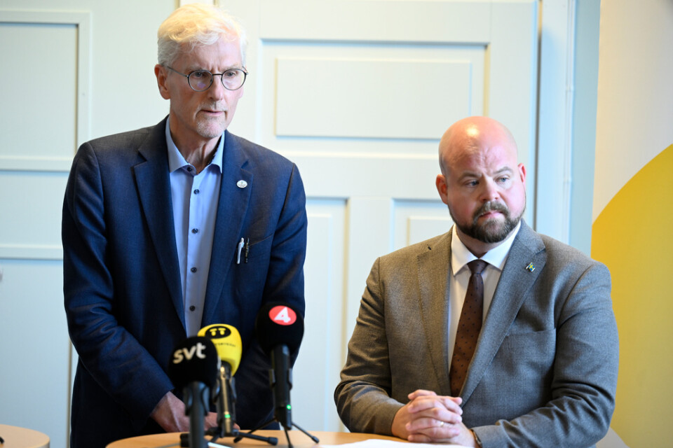Jan Cedervärn, överdirektör på Jordbruksverket (till vänster) och landsbygdsminister Peter Kullgren på en pressträff i Fagersta.