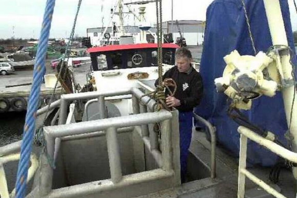 En bomb i lasten. Rune Hansson ombord på fiskebåten Delfin. I den här bingen låg senapsgasgranaten hela vägen in till land. Bilder: RONNIE SMITH