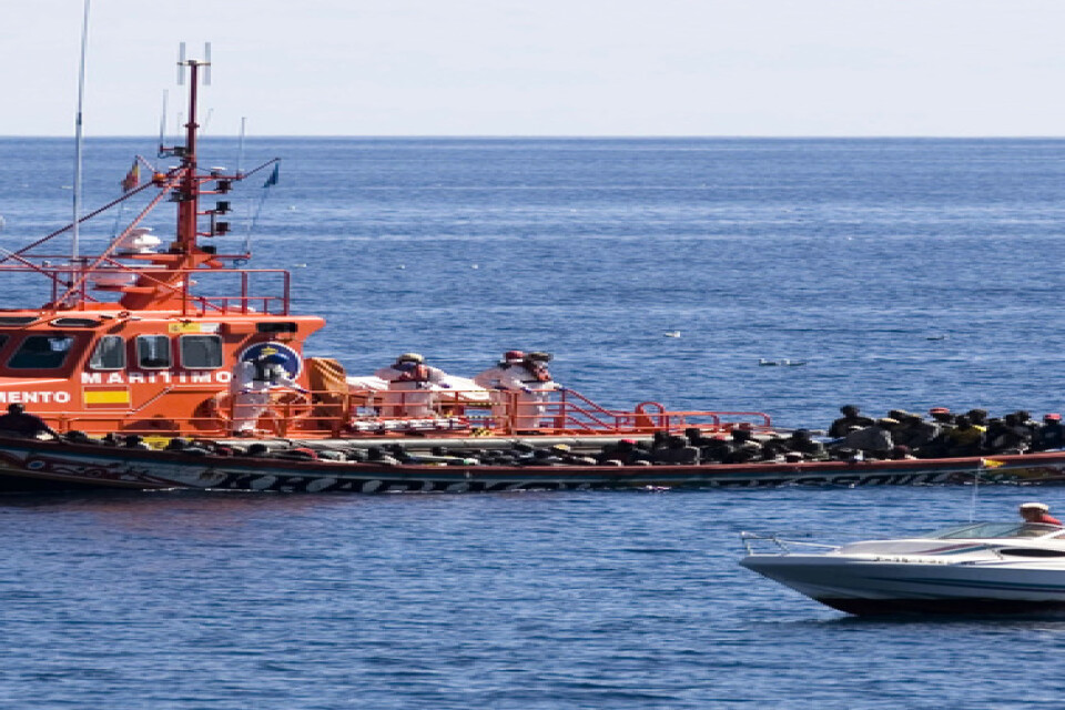 Spanskt kustbevakningsfartyg undsätter en migrantbåt vid ett annat tillfälle. Arkivbild.