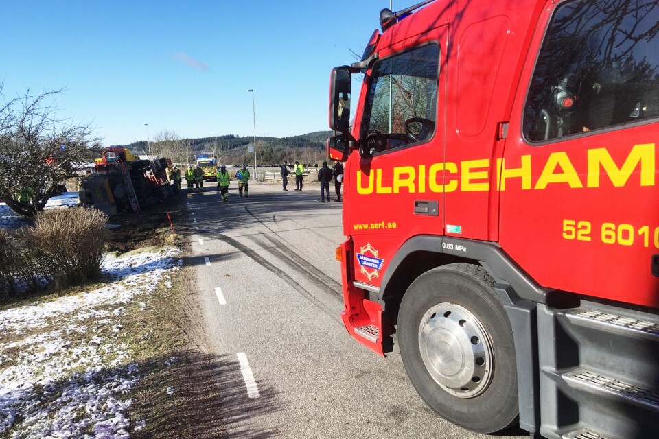 När räddningstjänsten anlände till olycksplatsen fick de först arbeta med att få ut chauffören ur lastbilen.