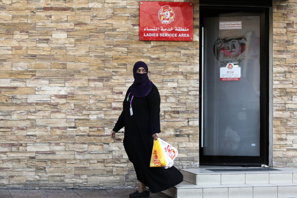 En kvinna i saudiarabiska Jidda lämnar en restaurang via en dörr avsedd enbart för kvinnor.