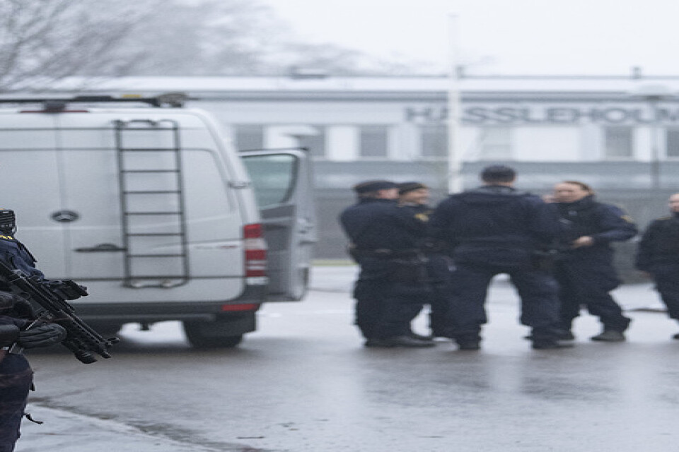 Polis med förstärkningsvapen på plats efter explosionerna på Hässleholms Tekniska skola förra året. Arkivbild.