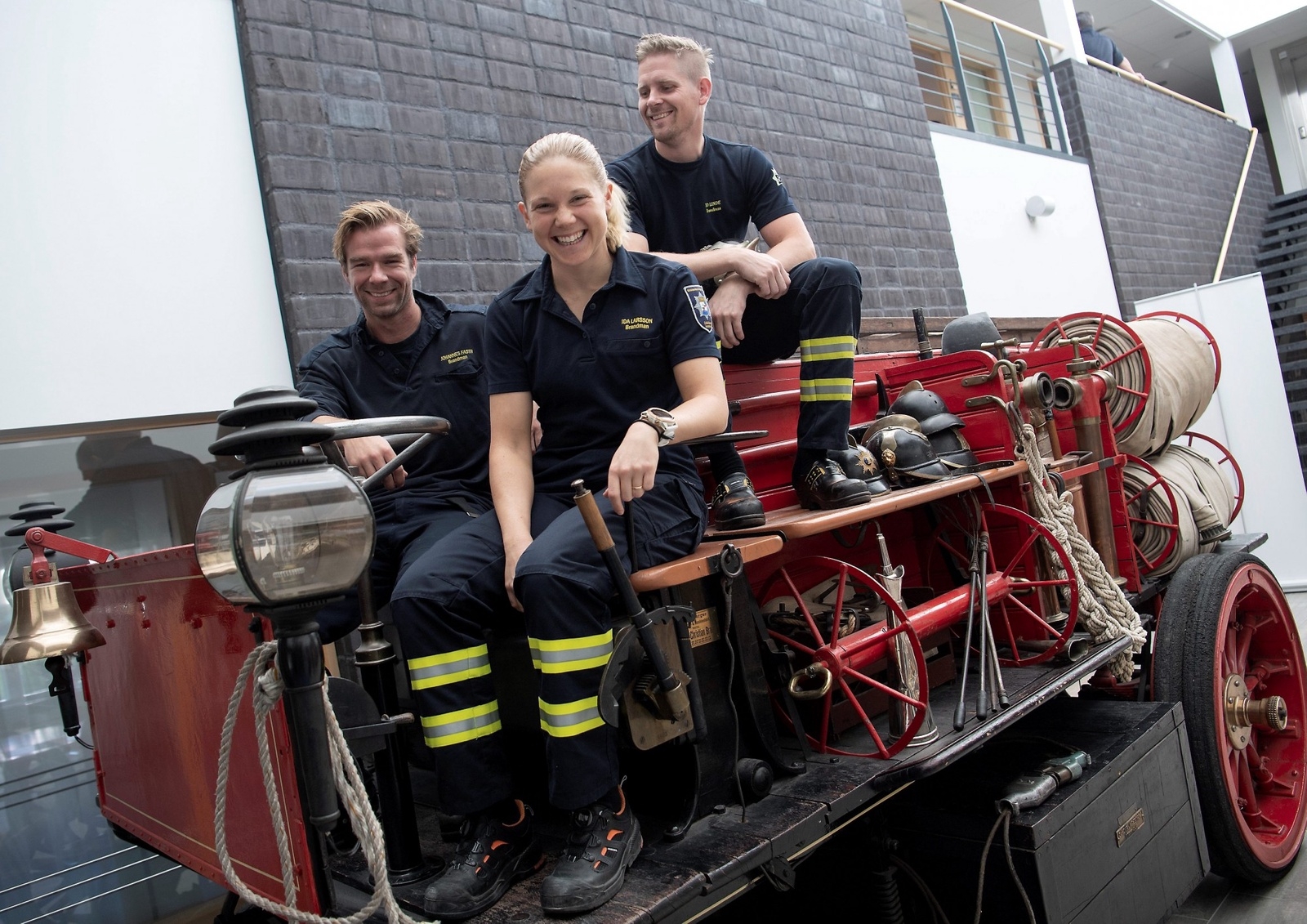 Ida Larsson, Johannes Fasth (mitten) och Ed Linde testar hur det är att sitta i den gamla brandbilen.
Foto: Fredrik Sandberg/TT