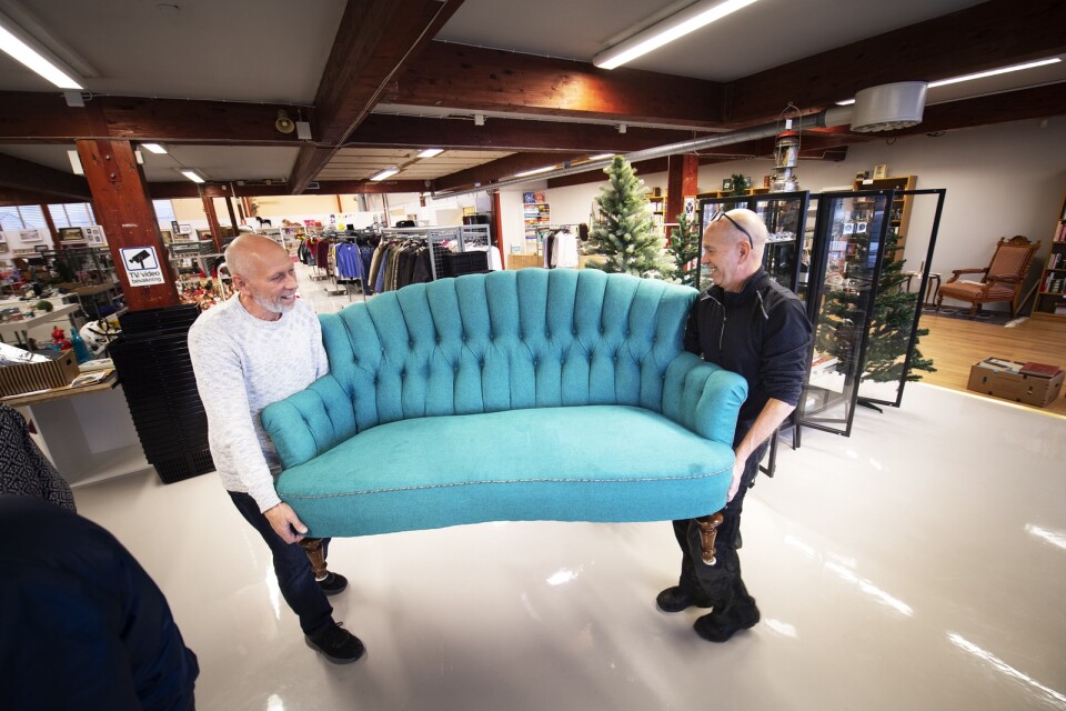 Lasse och Kajjan Olsson (bröder) har hjälpt till med att bära möbler.