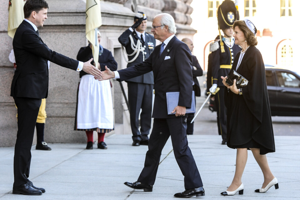 Så här såg det ut i fjol när talmannen Andreas Norlén välkomnade kung Carl Gustaf och drottning Silvia till riksdagshuset inför riksmötets öppnande. Arkivbild.
