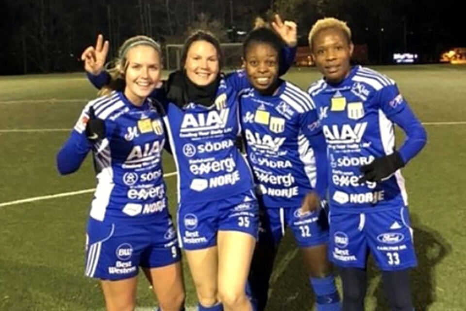 Maja Ericsson, Tilda Agardius, Josephine Chukwunoy och Ayinde Halimatu bjuder på en segerdans.