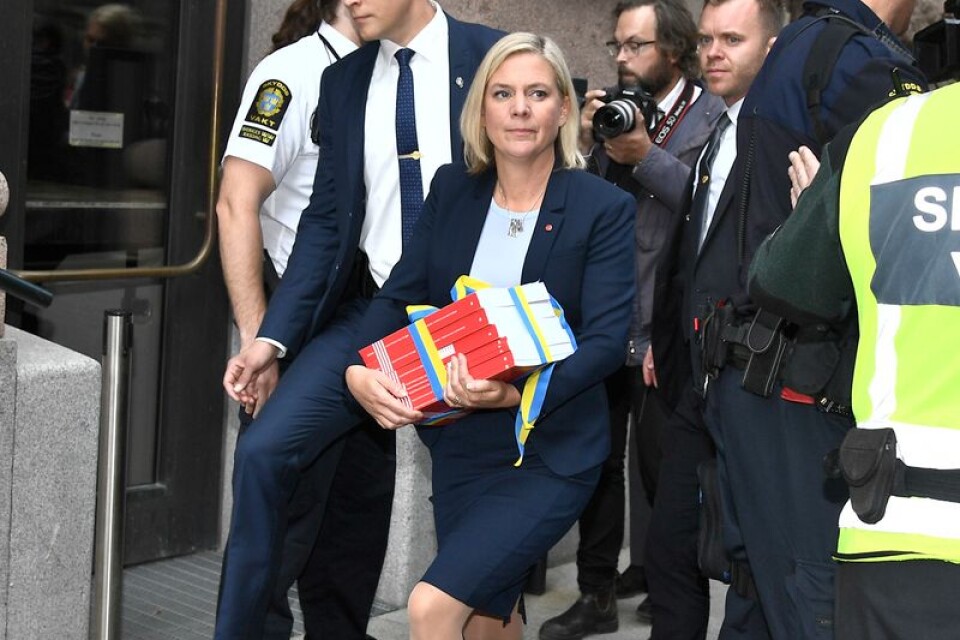 Finansminister Magdalena Andersson promenerar med budgetpropositionen från Rosenbad till riksdagshuset.