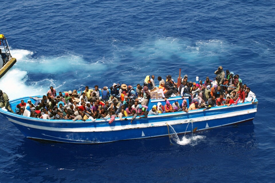 Migranter på väg till svenska kustbevakningsfartyget KBV 001 Poseidon i Medelhavet 2015. Arkivbild
