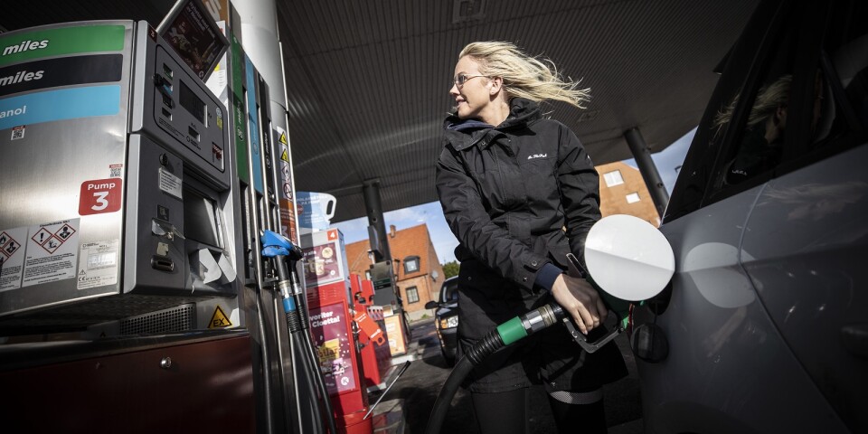 Varje dag kör Elin Eriksson från Anderslöv till Höllviken. Att bensinpriset har gått upp är stressande, säger hon.