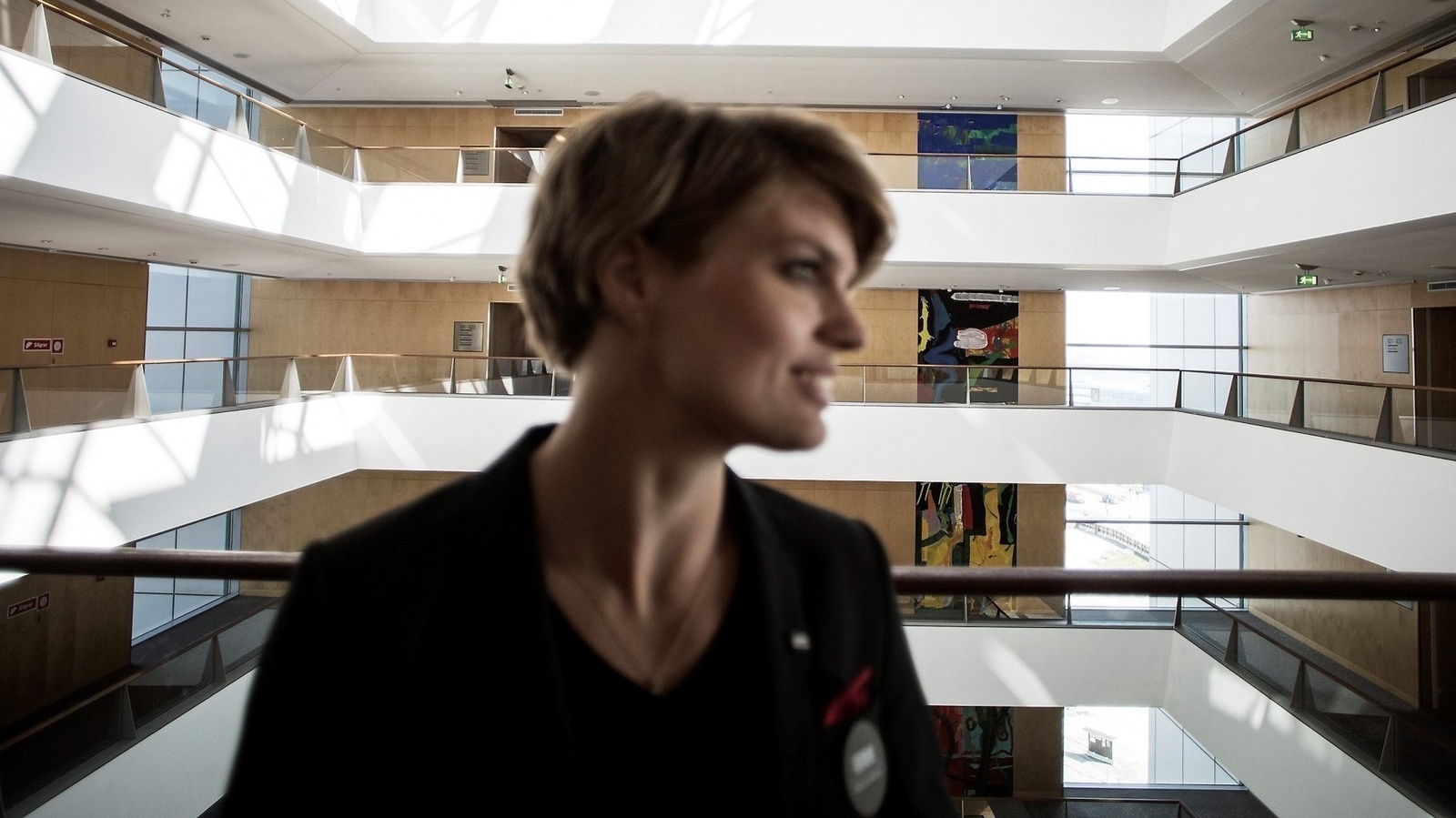 Cecilie Belling Thomsen är pr-ansvarig på hotellet (Marketing Manager). Bakom henne loftgångar som bildar ett atrium mitt i hotellet. Foto: Jörgen Johansson