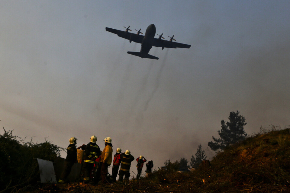 Ett Herculesplan bekämpar skogsbränder i Chile. Arkivbild tagen i annat sammanhang.
