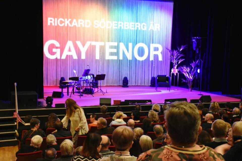 Skratt, applåder och engagerad publik kan kortfattat förklara torsdagens kvällsföreställning av ”Rickard är gaytenor” på Folkets hus.