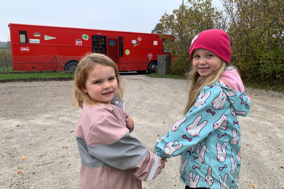 Astrid Anundi och Lea Grankvist på Prästkragens förskola har glatt sig åt att bokbussen ska komma. Just i dag har de valts ut bland barnen för att låna åt förskolan.