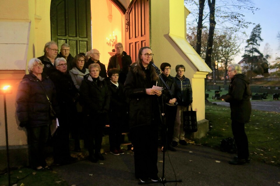 Prästen Jonna Hennig höll i kvällsandakten vid gamla gravkapellet. Kyrkokören sjöng också.