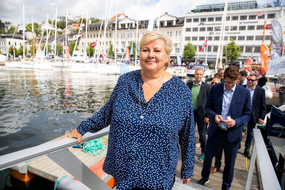 Erna Solberg på plats i Arendal. Under måndagen bad hon om svensk hjälp mot högerextremismen.