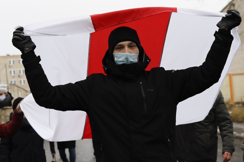 En demonstrant i Belarus huvudstad Minsk under förra söndagens protester.